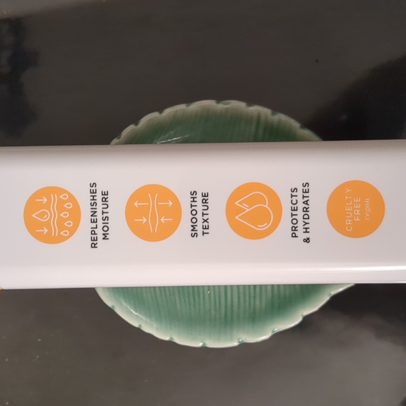 Vitamin C Moisturizing Facial Cleanser - Picture 2 of 3